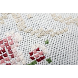 60191 ŚLICZNY OBRUS RĘCZNIE HAFT KRZYŻYKOWY RÓŻOWE KWIATY 77 X 77 CM (4).JPG