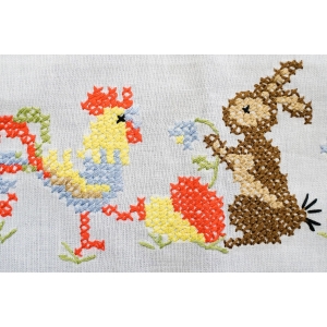 60193 WIELKANOC OBRUS RĘCZNIE HAFT KRZYŻYKOWY ZAJĄCE I KOGUTY 77 X 75 CM (3).JPG