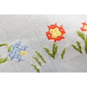 60193 WIELKANOC OBRUS RĘCZNIE HAFT KRZYŻYKOWY ZAJĄCE I KOGUTY 77 X 75 CM (4).JPG