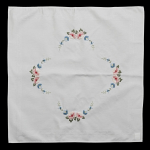 ŁADNIUTKI OBRUS RĘCZNIE HAFT WYPUKŁY KWIATY 80 X 79 CM