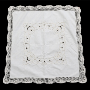 KREMOWY OBRUS Z KORONKĄ SZYDEŁKOWĄ I HAFTEM SZNURECZKOWYM 83 X 83 CM