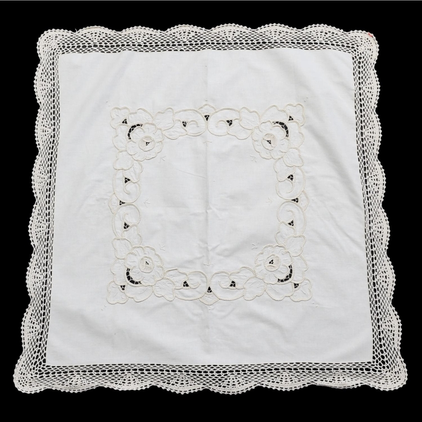 60197 KREMOWY OBRUS Z KORONKĄ SZYDEŁKOWĄ I HAFTEM SZNURECZKOWYM 83 X 83 CM (1).jpg