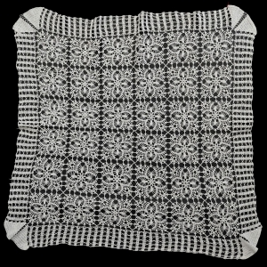 SZYDEŁKO BIAŁY OBRUS SERWETA ŚRODKA STOŁU W RYTMICZNY WZÓR PONAD 90 X 90 CM