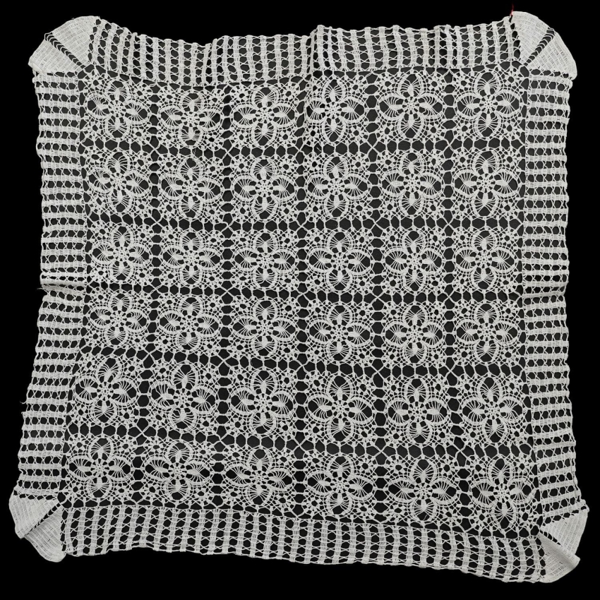 60255 SZYDEŁKO BIAŁY OBRUS SERWETA ŚRODKA STOŁU W RYTMICZNY WZÓR PONAD 90 X 90 CM (1).JPG