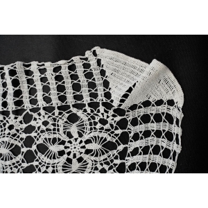 60255 SZYDEŁKO BIAŁY OBRUS SERWETA ŚRODKA STOŁU W RYTMICZNY WZÓR PONAD 90 X 90 CM (4).JPG