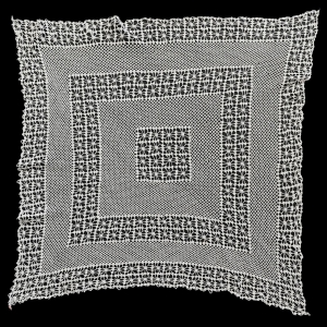 SZYDEŁKO BIAŁY OBRUS SERWETA ŚRODKA STOŁU W RYTMICZNY WZÓR W PAJĄCZKI 77 X 77 CM