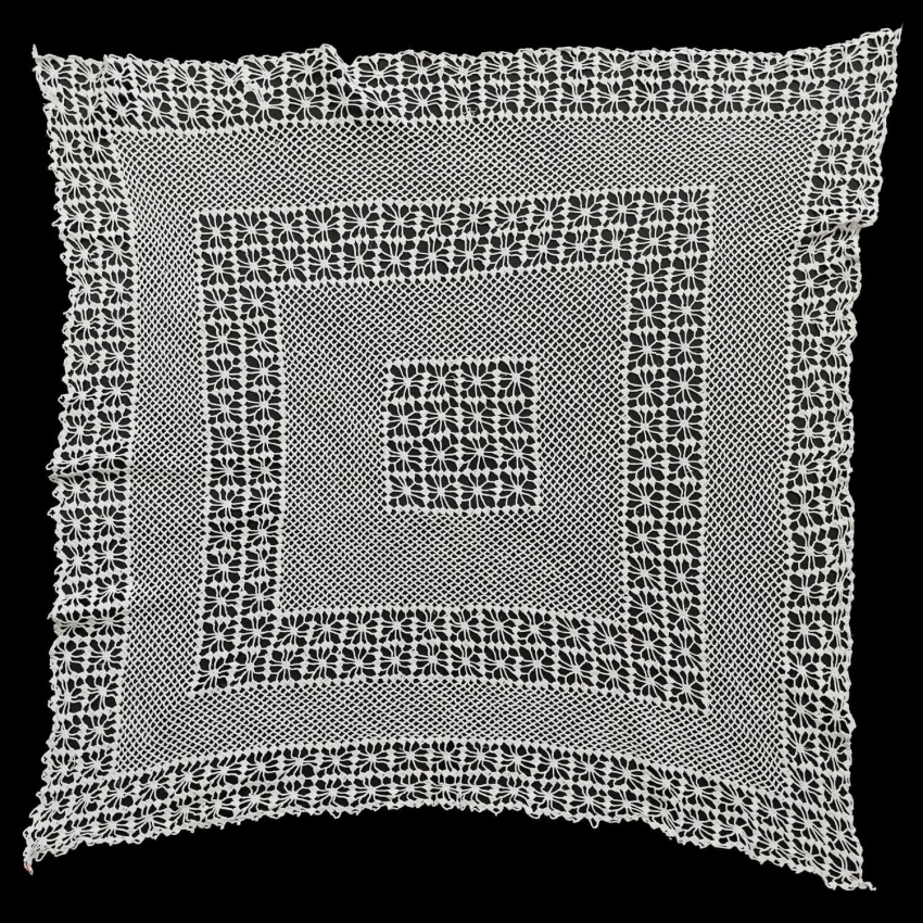 60257 SZYDEŁKO BIAŁY OBRUS SERWETA ŚRODKA STOŁU W RYTMICZNY WZÓR W PAJĄCZKI 77 X 77 CM (1).JPG