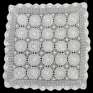 SZYDEŁKO ŚLICZNY OBRUS W ROZETY W KREMIE 75 X 72 CM