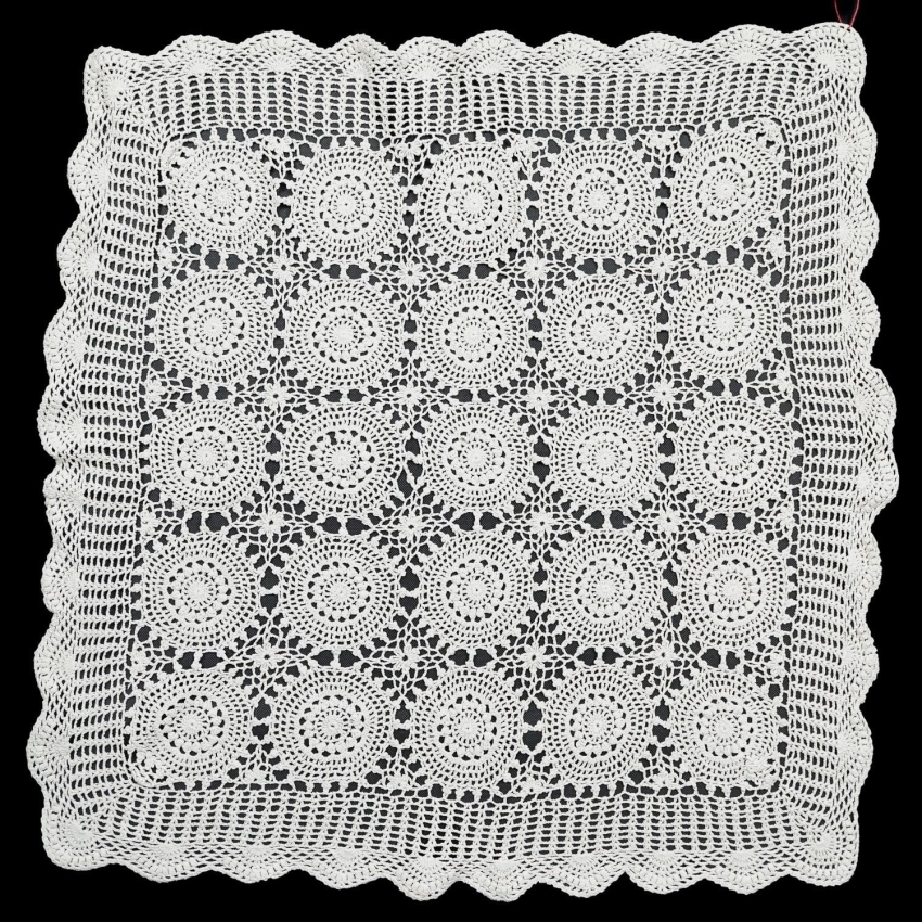 60413 SZYDEŁKO ŚLICZNY OBRUS W ROZETY W KREMIE 75 X 72 CM (1).JPG