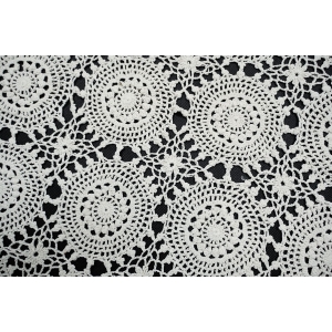 60413 SZYDEŁKO ŚLICZNY OBRUS W ROZETY W KREMIE 75 X 72 CM (2).JPG