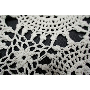 60413 SZYDEŁKO ŚLICZNY OBRUS W ROZETY W KREMIE 75 X 72 CM (3).JPG