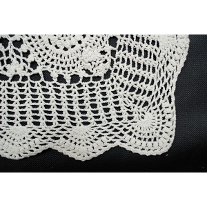 60413 SZYDEŁKO ŚLICZNY OBRUS W ROZETY W KREMIE 75 X 72 CM (4).JPG