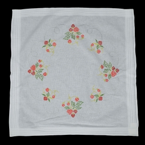 ŁADNIUTKI OBRUS RĘCZNIE HAFT KRZYŻYKOWY TRUSKAWKI 75 X 73 CM