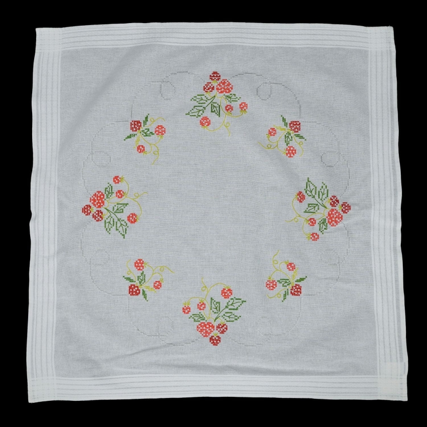 60425 ŁADNIUTKI OBRUS RĘCZNIE HAFT KRZYŻYKOWY TRUSKAWKI 75 X 73 CM (1).jpg