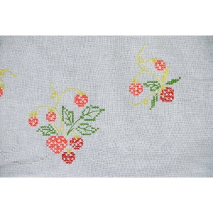 60425 ŁADNIUTKI OBRUS RĘCZNIE HAFT KRZYŻYKOWY TRUSKAWKI 75 X 73 CM (2).JPG