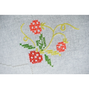 60425 ŁADNIUTKI OBRUS RĘCZNIE HAFT KRZYŻYKOWY TRUSKAWKI 75 X 73 CM (3).JPG