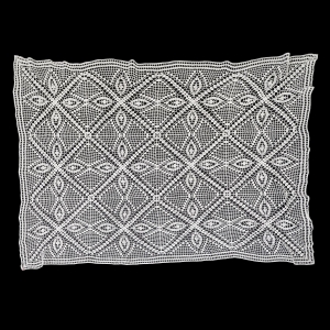 60629 SZYDEŁKO OBRUS AŻUROWY WZÓR 132 X 88 cm (1).jpg