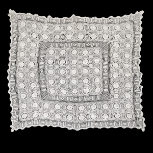 SZYDEŁKO CIEKAWY PROSTOKĄTNY OBRUS ROZETY 146 X 130 CM