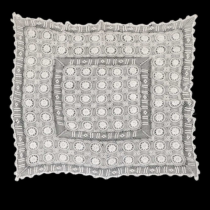 60642 SZYDEŁKO CIEKAWY PROSTOKĄTNY OBRUS ROZETY 146 X 130 CM (1).jpg