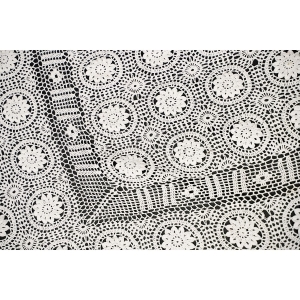 60642 SZYDEŁKO CIEKAWY PROSTOKĄTNY OBRUS ROZETY 146 X 130 CM (2).JPG