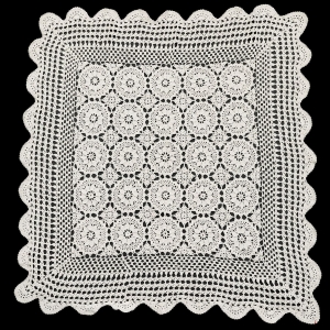 SZYDEŁKO KREMOWY OBRUS W KLASYCZNE ROZETKI 78 X 76 CM