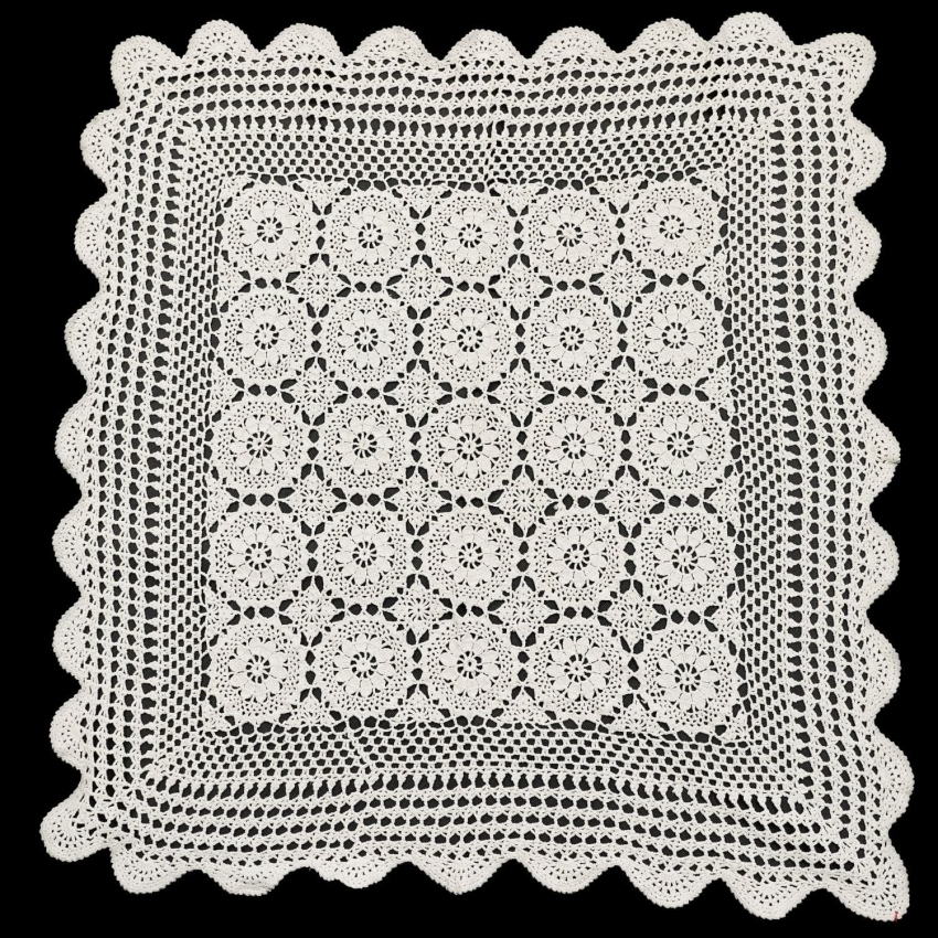 60829 SZYDEŁKO KREMOWY OBRUS W KLASYCZNE ROZETKI 78 X 76 CM (1).JPG