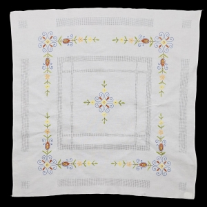 ŚLICZNY OBRUS RĘCZNIE WYSZYWANY KWIATUSZKI 90 X 85 CM