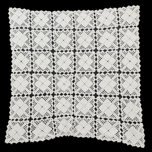 SZYDEŁKO KREMOWY OBRUS RYTMICZNY WZÓR 83 X 80 CM