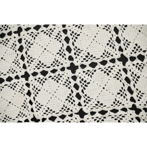 60827 SZEDEŁKO KREMOWY OBRUS RYTMICZNY WZÓR 83 X 80 CM (2).JPG