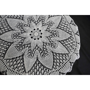 61791 DELIKATNY BIAŁY OBRUS ROBIONY NA DRUTACH ŚR. 80 CM (3).jpg