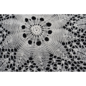 61791 DELIKATNY BIAŁY OBRUS ROBIONY NA DRUTACH ŚR. 80 CM (4).jpg