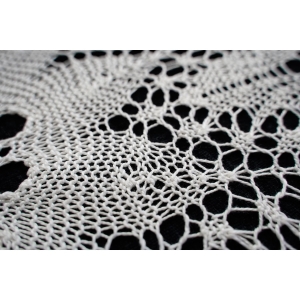 61791 DELIKATNY BIAŁY OBRUS ROBIONY NA DRUTACH ŚR. 80 CM (5).jpg