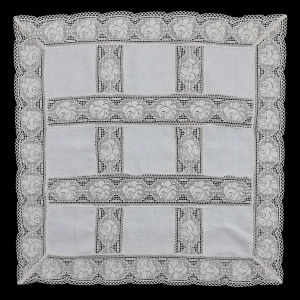 61797 LEN I KORONKI W RÓŻE ŚLICZNY OBRUS 80 X 80 CM (1).jpg