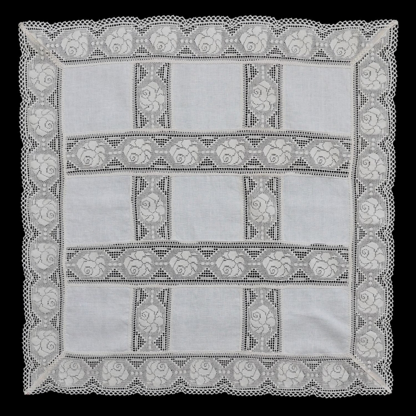61797 LEN I KORONKI W RÓŻE ŚLICZNY OBRUS 80 X 80 CM (1).jpg