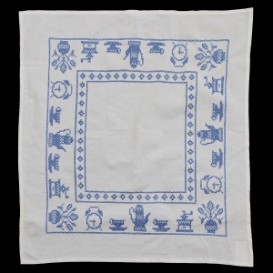 61803 HAFT KRZYŻYKOWY DZBANKI MŁYNKI I FILIŻANKI OBRUS HAFT KRZYŻYKOWY 75 X 70 CM (1).jpg