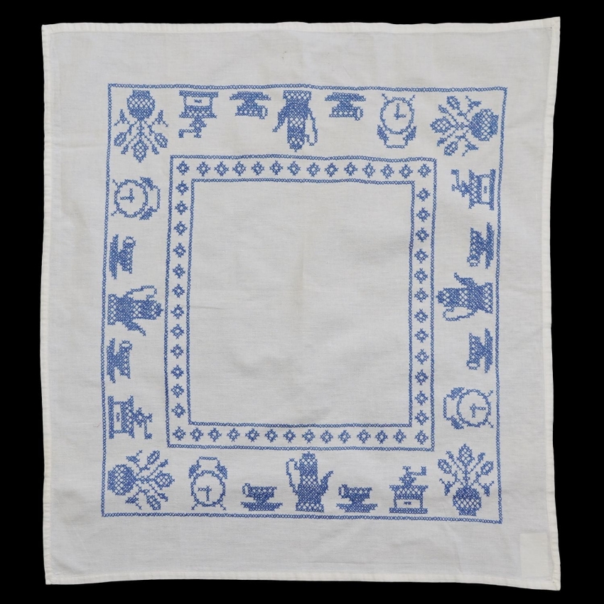61803 HAFT KRZYŻYKOWY DZBANKI MŁYNKI I FILIŻANKI OBRUS HAFT KRZYŻYKOWY 75 X 70 CM (1).jpg