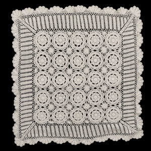 61811 SZYDEŁKO KREMOWY OBRUS W KLASYCZNE ROZETKI 75 X 70 CM (1).jpg