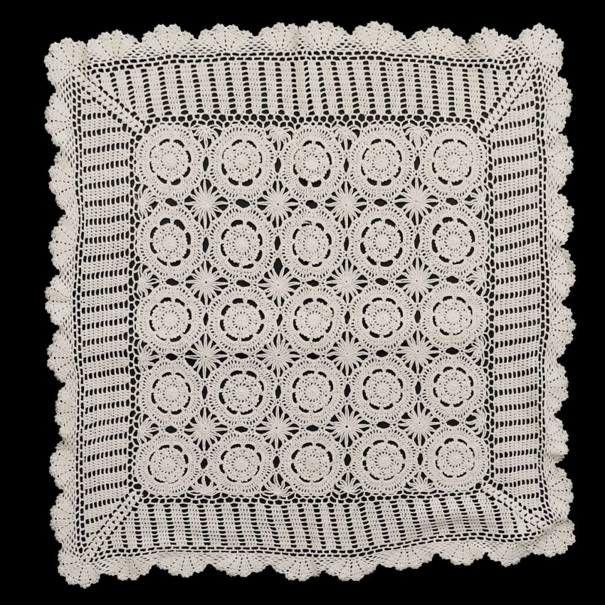 61811 SZYDEŁKO KREMOWY OBRUS W KLASYCZNE ROZETKI 75 X 70 CM (1).jpg