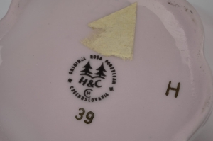 41646 CHODOV KUBEK FILIŻANKA Z RÓŻOWEJ PORCELANY W RÓŻYCZKI (5).jpg