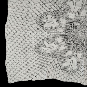 ROBIONY NA DRUTACH OBRUS W BIELI INTRYGUJĄCY WZÓR 240 X 130 CM