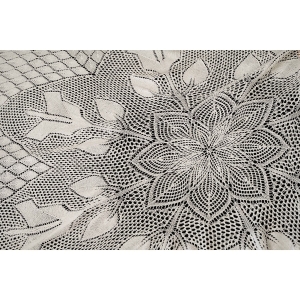 61974 ROBIONY NA DRUTACH OBRUS W BIELI INTRYGUJĄCY WZÓR 240 X 130 CM (2).jpg