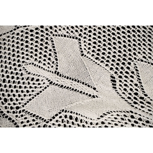 61974 ROBIONY NA DRUTACH OBRUS W BIELI INTRYGUJĄCY WZÓR 240 X 130 CM (3).jpg