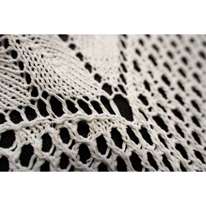 61974 ROBIONY NA DRUTACH OBRUS W BIELI INTRYGUJĄCY WZÓR 240 X 130 CM (4).jpg