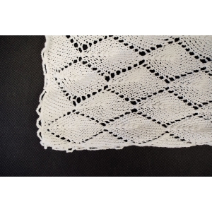 61974 ROBIONY NA DRUTACH OBRUS W BIELI INTRYGUJĄCY WZÓR 240 X 130 CM (5).jpg