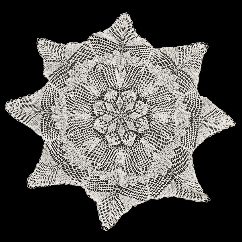 61975 ROBIONA NA DRUTACH SERWETA GWIAZDA W BIELI INTRYGUJĄCY WZÓR PRZEKĄTNA 88 CM (1).jpg