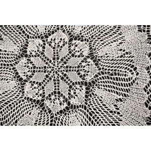 61975 ROBIONA NA DRUTACH SERWETA GWIAZDA W BIELI INTRYGUJĄCY WZÓR PRZEKĄTNA 88 CM (2).jpg