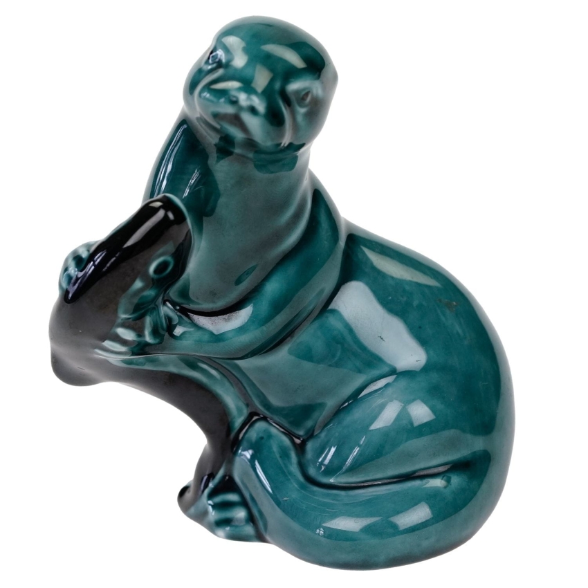 62012 ANGILA POOLE CERAMICZNA FIGURKA WYDRA Z RYBĄ (1).jpg