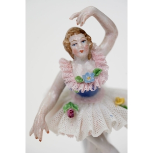 62206 DREZNO DRESDEN FIGURKA TANCERKI BALERINY W KORONKACH KRYNOLINACH (2).jpg