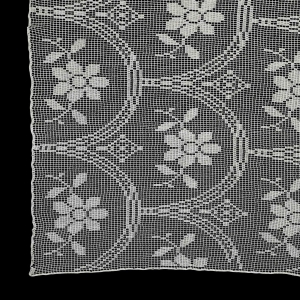 62449 SZYDEŁKO FIRANKA DUŻA CAŁA W KWIATY W BIELI 240 X 230 CM (1).jpg