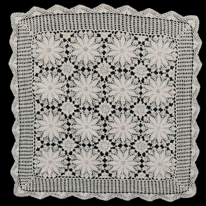 62450 SZYDEŁKO KREMOWY OBRUS W ROZETY 75 X 70 CM (1).jpg